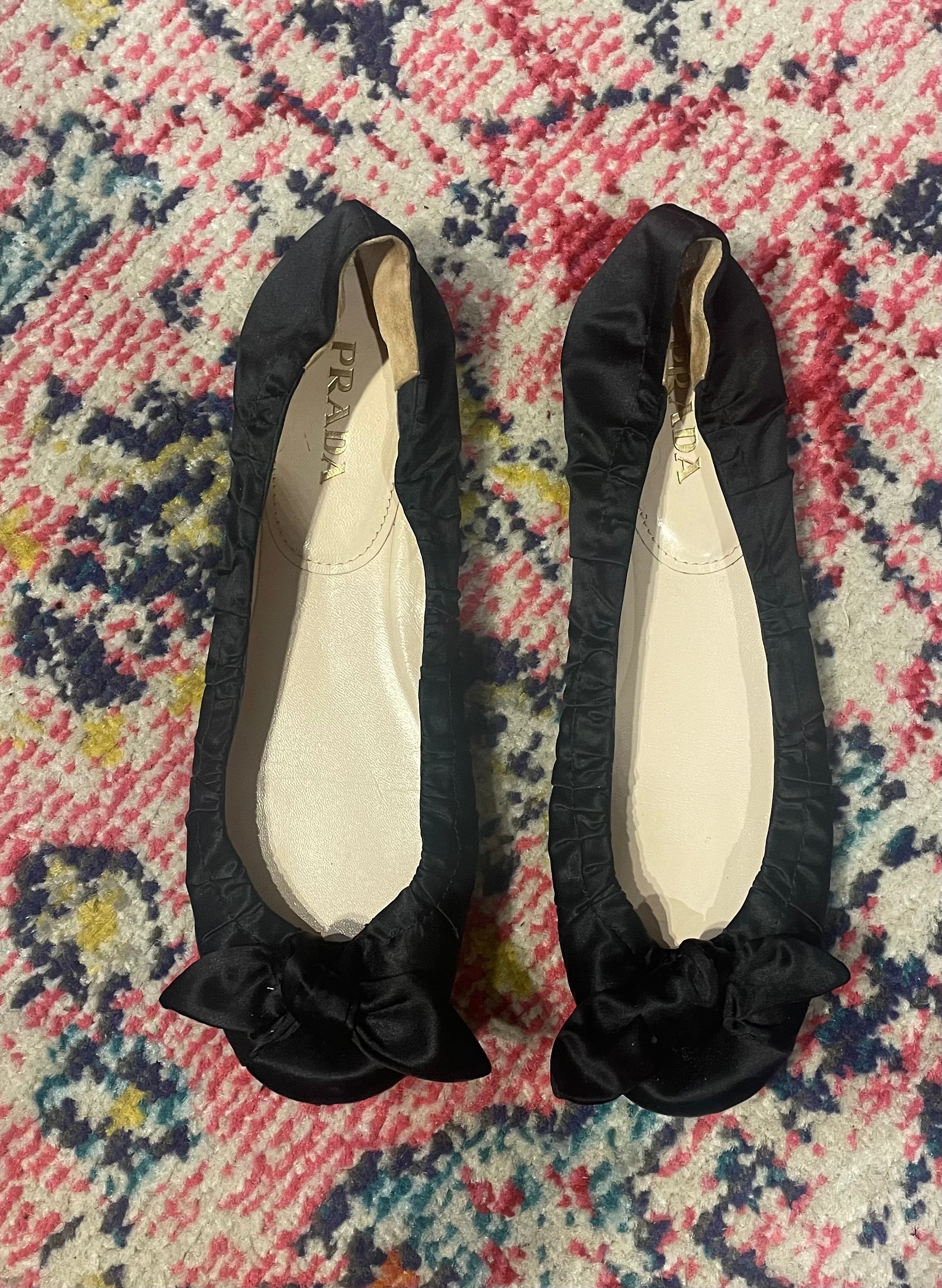 Prada bow pumps best sale